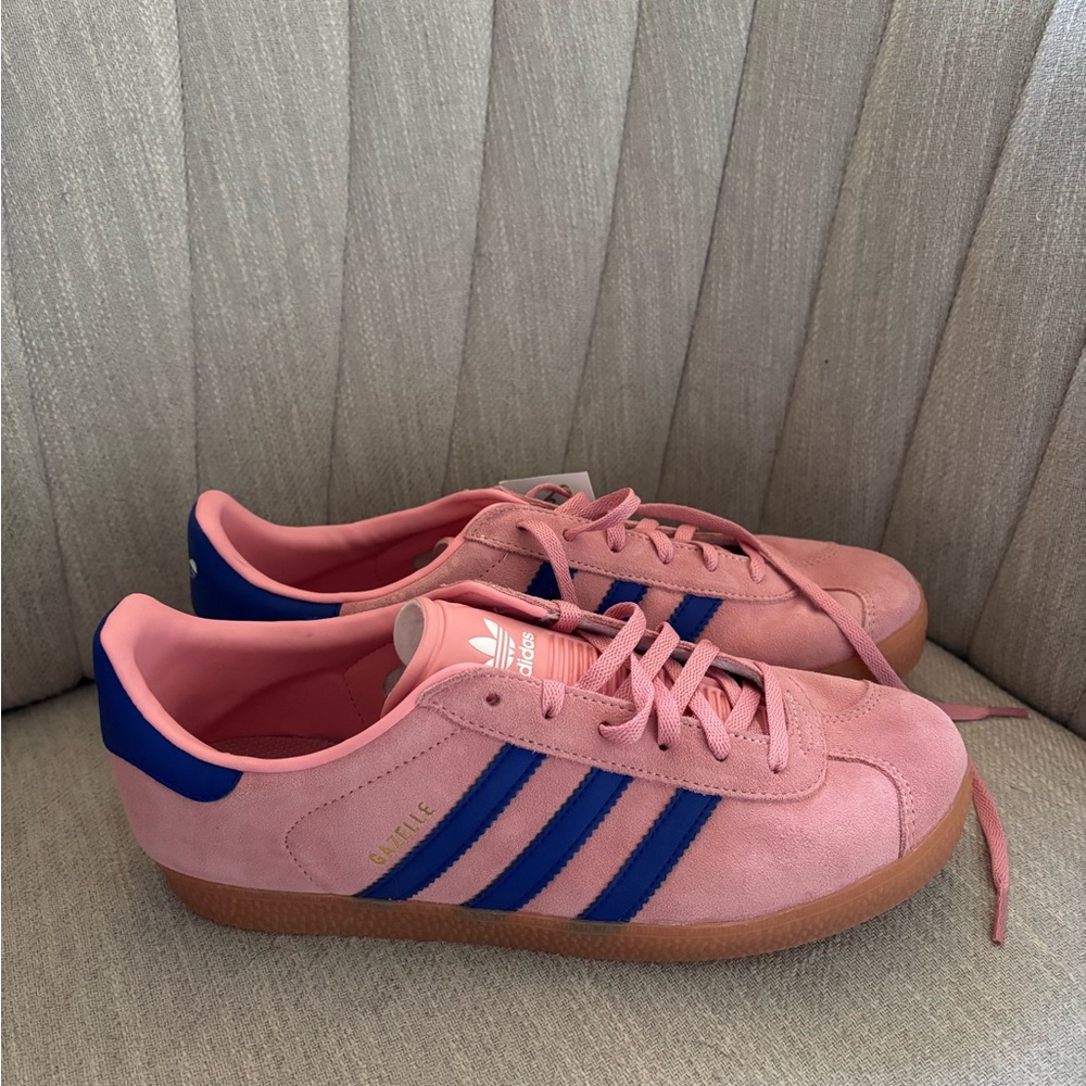 ADIDAS GAZELLE SHOES WITH BRIGHT COLOUR POPS.